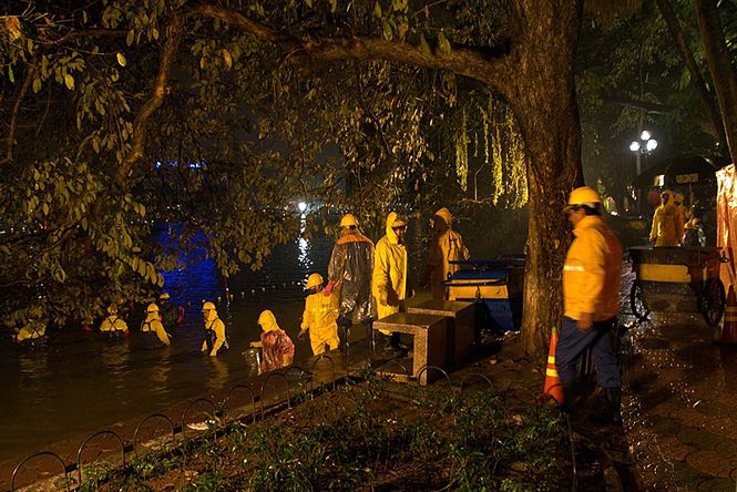 Công nhân dầm mưa lạnh suốt đêm nạo vét Hồ Gươm